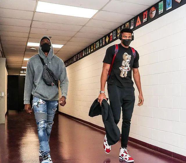 当他短暂离 当他短暂离